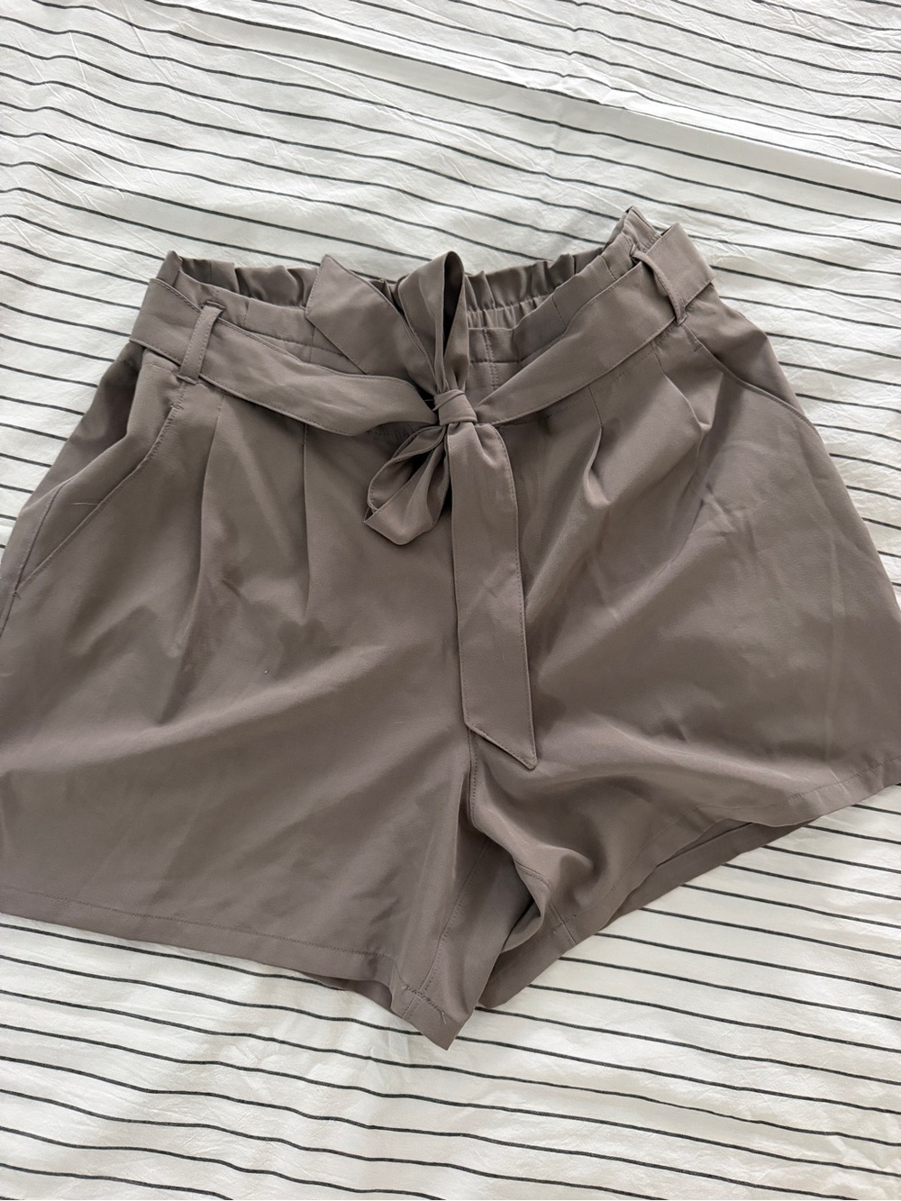 High-Waist Tie-Belt Women's Shorts in grey
